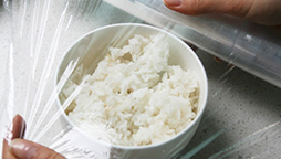 為什么有些保鮮膜包產(chǎn)品后感覺有霧氣？